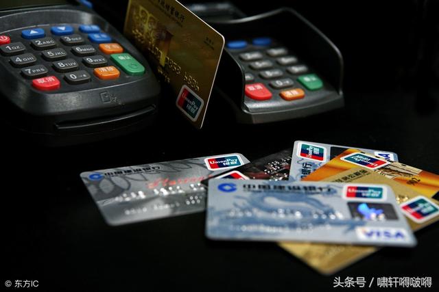 現在個(gè)人POS機辦理很簡(jiǎn)單，只要提供身份證，信用卡就能馬上辦理，然后自行下載APP軟件，注冊實(shí)名認證后就能刷卡收款，非常方便。